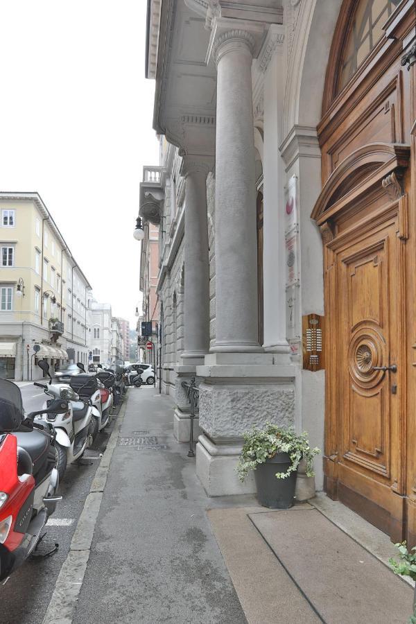 Da Kevin Apartment Trieste Bagian luar foto